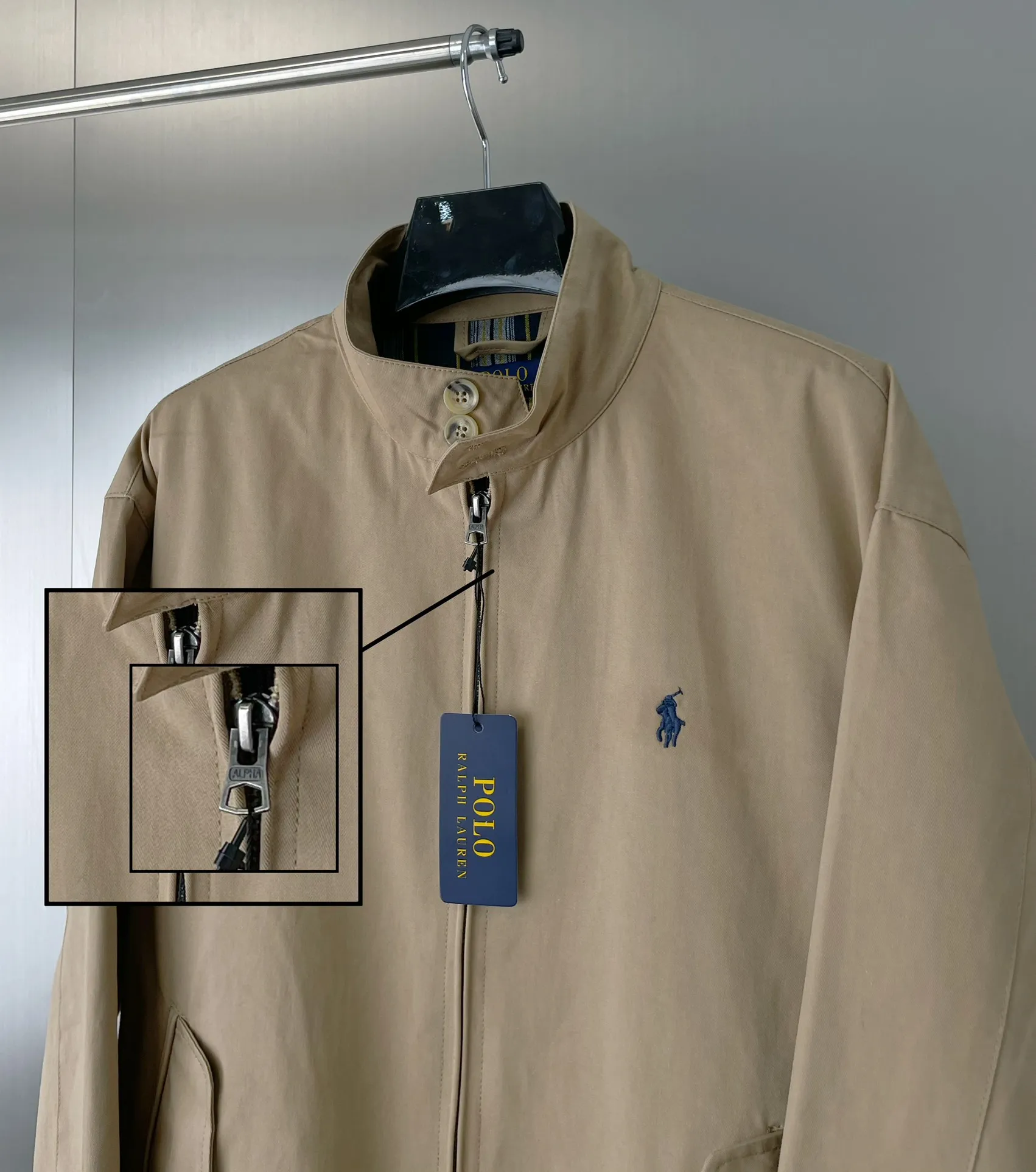 P350 model number: R05 Ralph Lauren unisex old-money style veteran stand-up collar workwear Harrington jacket. The embroidery on the chest is all original data. The embroidery technology of German Oman embroidery fiber is very particular. It uses Japanese Tajima machine to ensure the embroidery is exquisite and three-dimensional. That is what I said is different from what is on the market. Regarding the workmanship, the version is a loose version and can be used by boys and girls!! The fabric is a double-layer shin bone feeling, full of weight! It's not as heavy as a regular jacket, and the ordinary cotton material feels really different. This one is super comfortable, soft and stylish, and has a green plaid interior that has a retro movie fashion feel! The fit is loose but not baggy. The size is just right and not picky. The dropped shoulder design modifies the shoulders without making them look bulky. This silhouette is a style that will never go out of style after being worn for a long time. The upper body is also very durable and recognizable. The loose and reasonable version can be worn by both men and women. It is easy to create a clean and refreshing boyish look. Color#Khaki Size#M L XL XXL Length: 68/70/72/74 Bust: 122/126/130/134 Shoulder width: 53/54/55/56 Sleeve length: 65/66/67/68